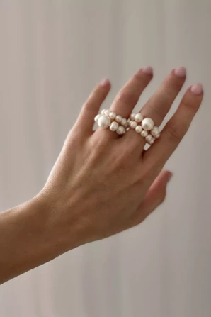 Кольцо PEARLS с акцентной жемчужиной связанное через узелок