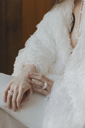 Кольцо PEARLS с акцентной жемчужиной связанное через узелок — фото 3